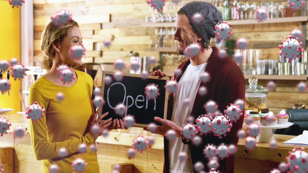 행복한 백인 남녀 요리사 위에 떠다니는 거대한 코로나19 세포의 애니메이션