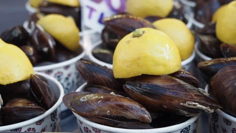 mejillones frescos con limón