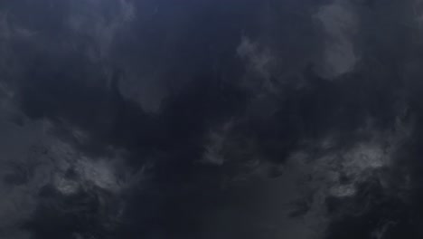 tormenta en el cielo oscuro con nubes en movimiento