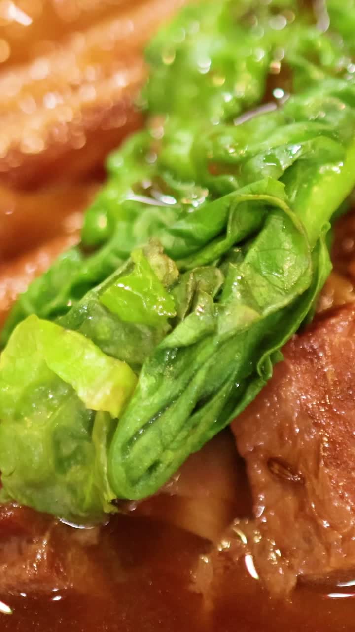 초록색과 함께 맛있는 김 고기 누들