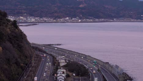 아름다운 분홍빛 일몰 동안 고속도로와 후지산 위로 서사시적인 느린 기울기