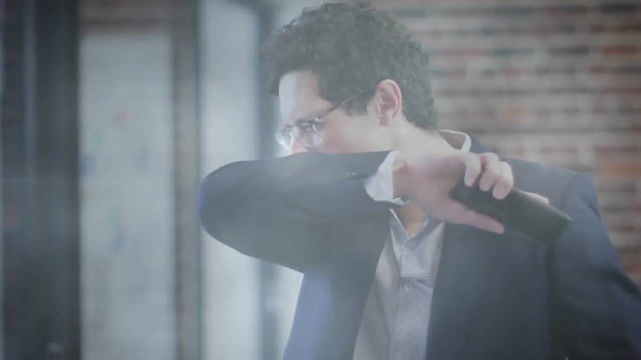 백인 남자가 사무실에서 팔꿈치에 재채기를 하는 것에 대한 빛의 반점의 디지털 복합 비디오