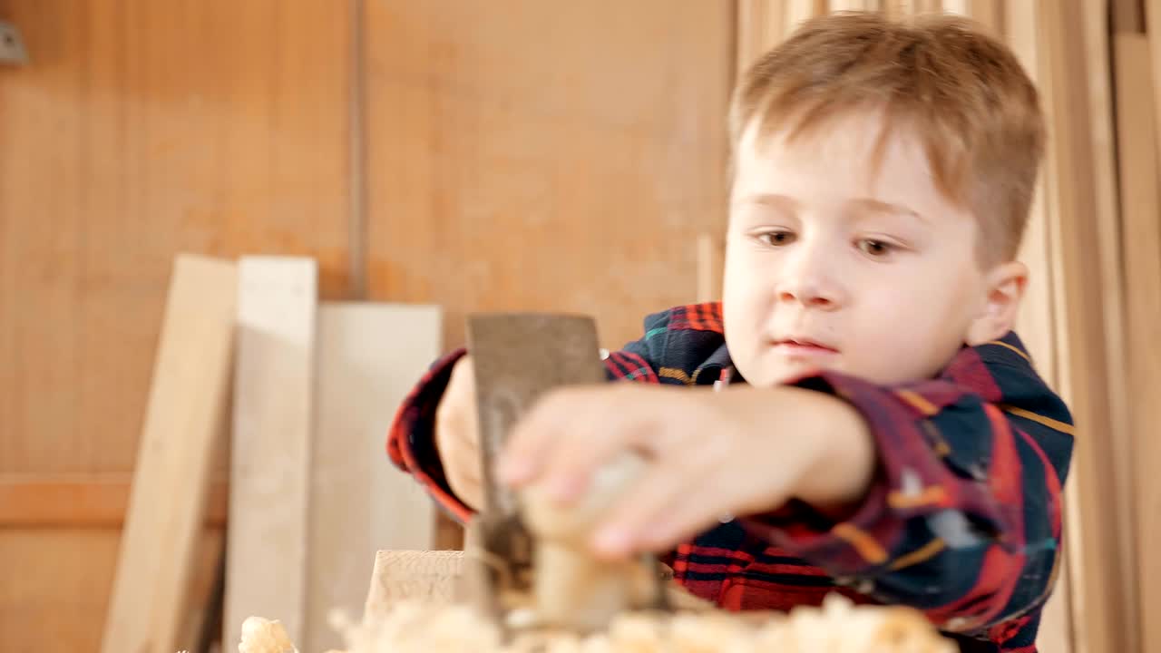 아이들이 목공을 배우는 개념