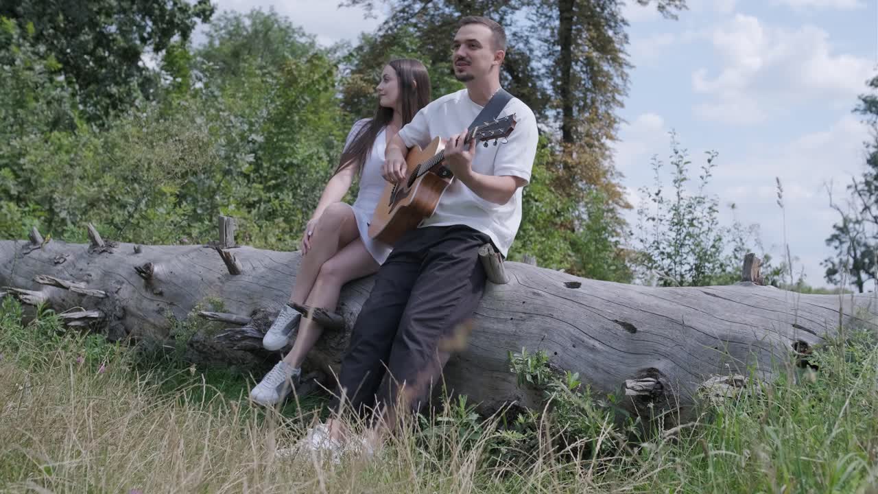 Coppia che si gode la musica nella natura