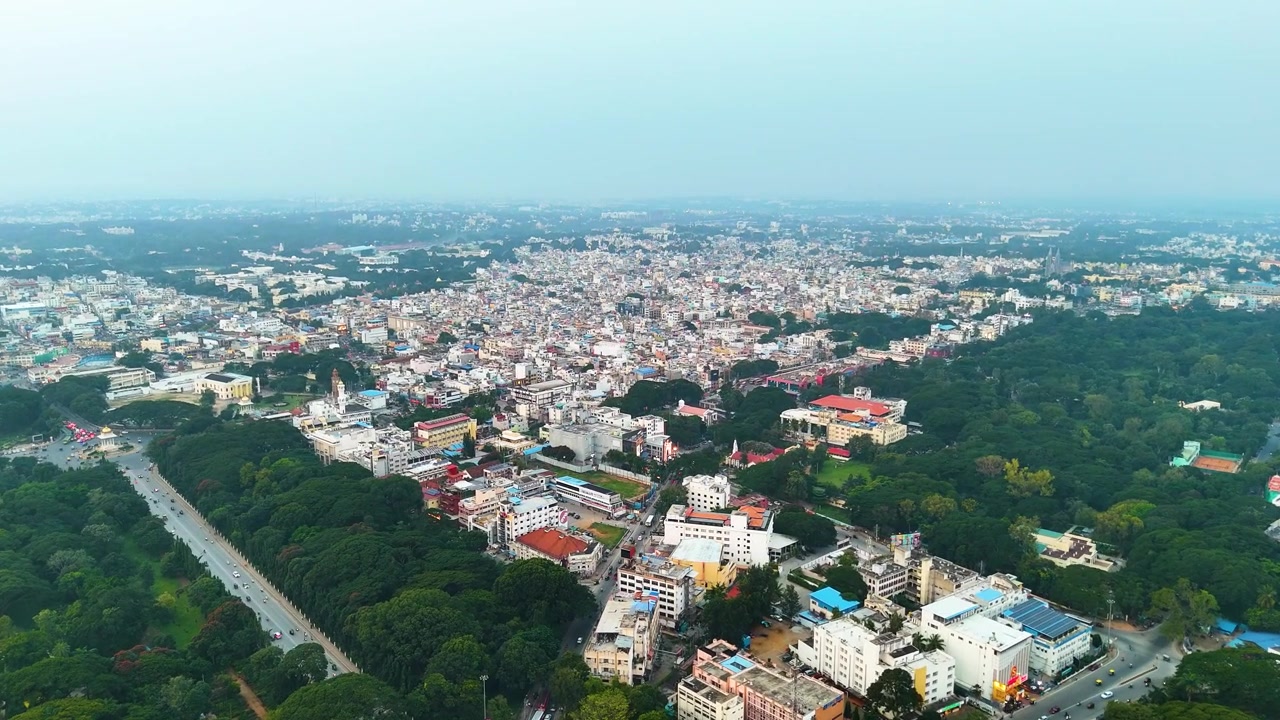 Ripresa drone di Mysore in Karnataka, che mostra case urbane colorate, vegetazione lussureggiante e vasti paesaggi urbani. India del Sud