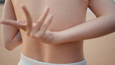 여름 해변에 있는 벌거벗은 여자. 바가에 서 있는 인식할 수 없는 소녀.