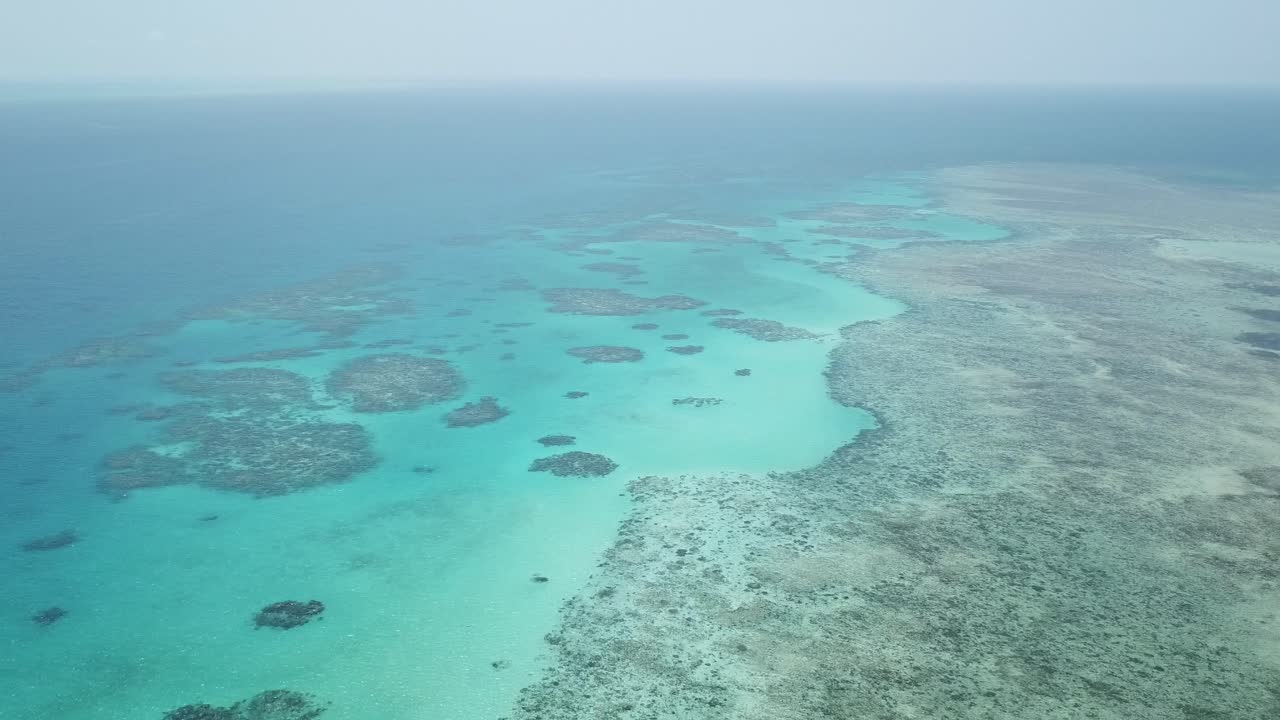 열대 푸른 물이 있는 그레이트 배리어 리프에서 드론 공중 팬 다운