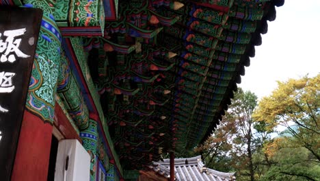 Ornate-traditional-Korean-temple,-with-intricate-decorative-patterns