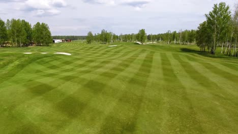 golfer auf einem schönen golfplatz