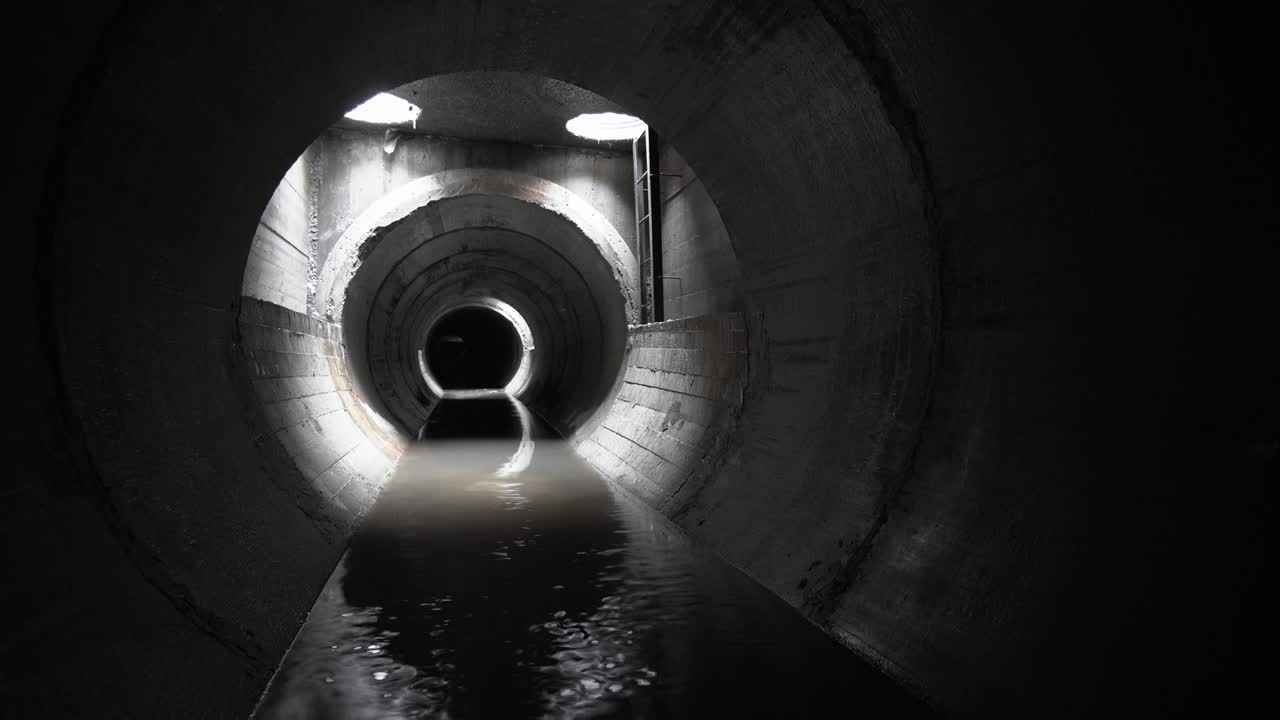 새로운 콘크리트 배수 물 수집기, 컨크리트 파이프, 내부 시각.