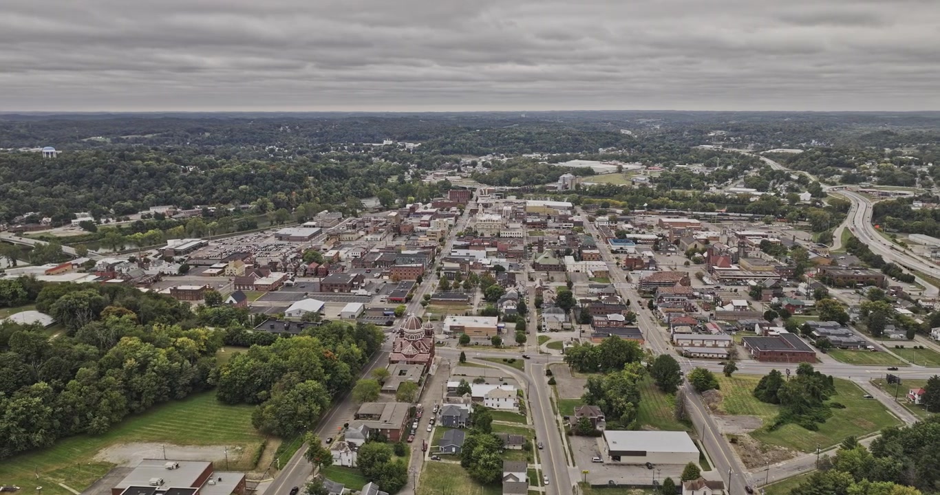 Zanesville Ohio Sorvolo aereo v2 sopra un parco di quartiere verso il centro città, colline boscose e il corridoio del fiume Muskingum - Ripreso con Mavic 3 Pro Cine - 22 settembre 2023