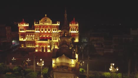 Toma-De-Drones-Del-Edificio-Del-Ayuntamiento-Decorado-Con-Luces-Durante-La-Noche-En-La-Ciudad-De-Gwalior-En-Madhya-Pradesh,-India.