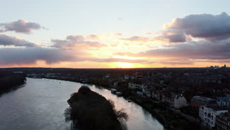 Aufsteigende-Drohnenaufnahme-Von-Chiswick-Eyot-Island-Bei-Sonnenuntergang