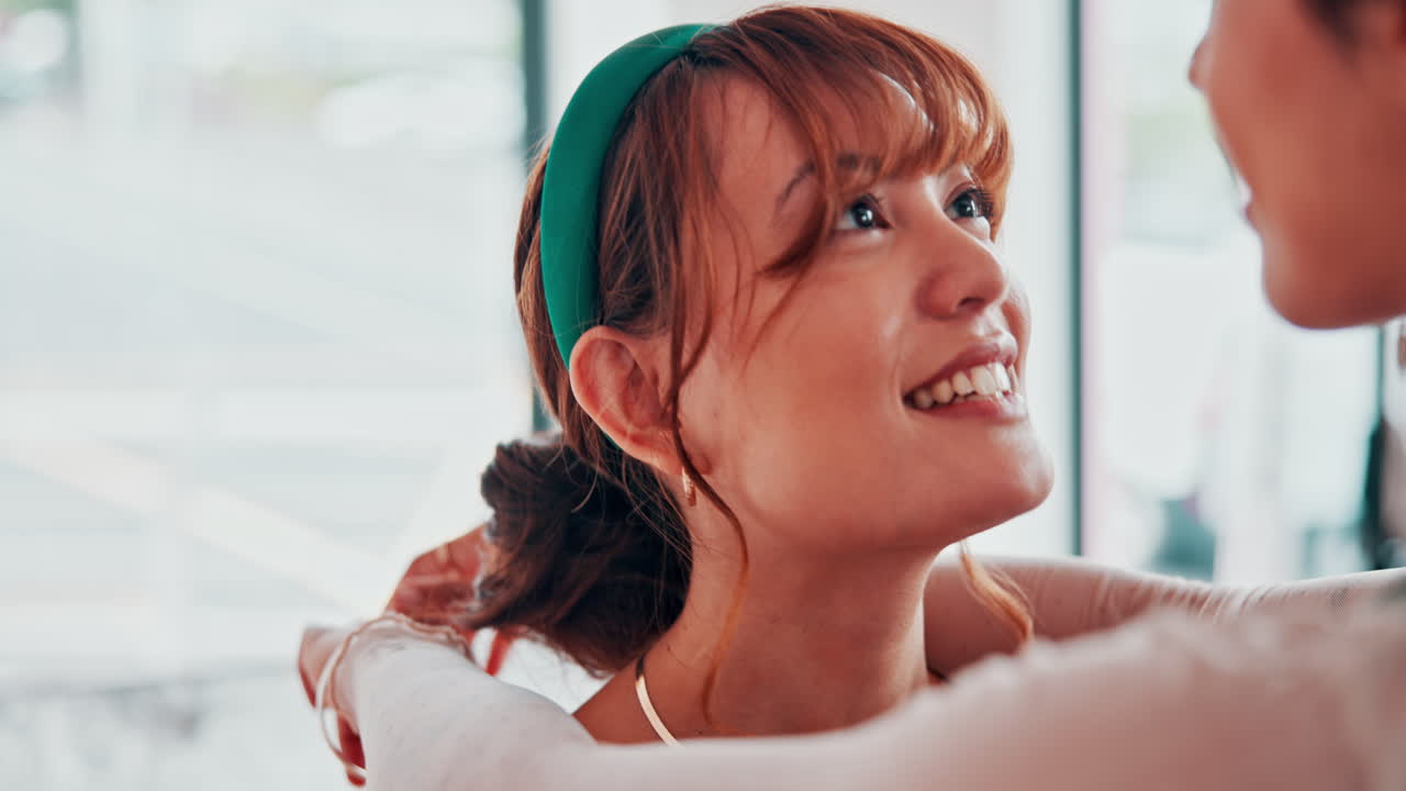 una mujer con el cabello arreglado.