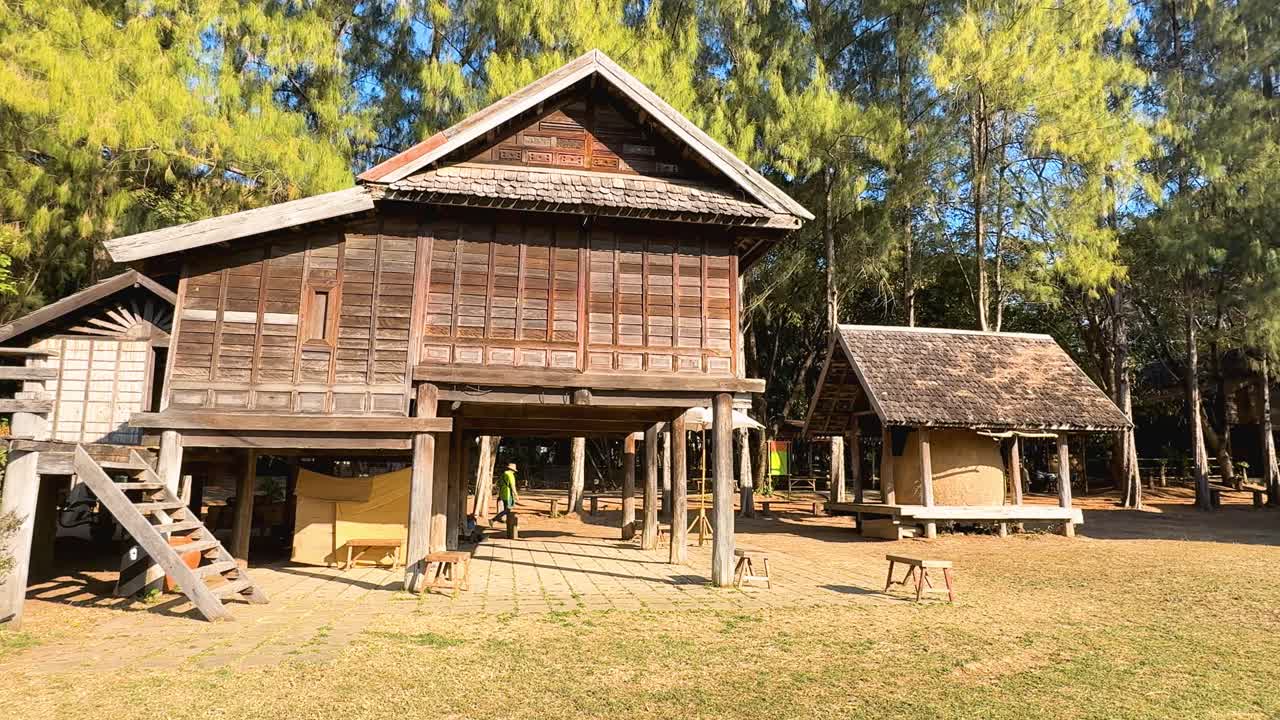 태국 시골의 자연 속의 목조 집