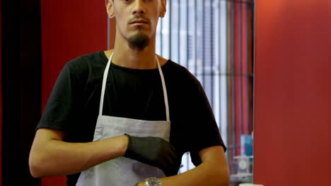 barbero mirando a la cámara en la barbería 4k