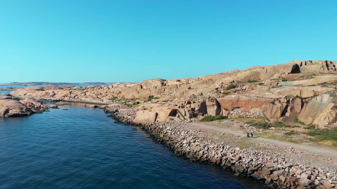 el hermoso y tranquilo paisaje de suecia con un cielo azul claro arriba - toma aérea
