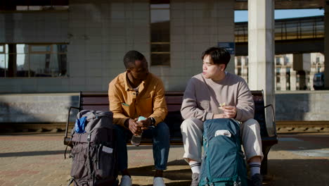 amigos en la estación de tren