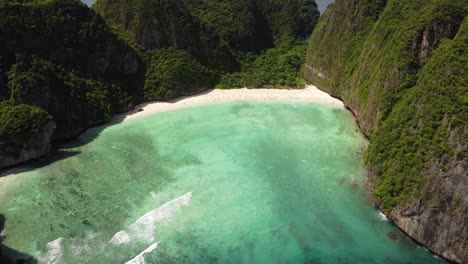 Drohnenaufnahme-Des-Hauptstrandes-Der-Maya-Bay-Mit-Den-Wellen-Und-Dem-Ruhigen-Meerwasser