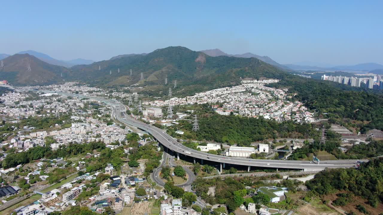 고속도로와 주변 산비탈을 연결하는 홍콩 외곽 주거 지역의 조감도