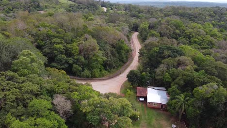 Drone-Shot-Argentina-Santa-Ana-Casa-Y-Camino-En-El-Bosque-Con-Mediodía-Cielo-Azul-Paisaje-Nublado-Alrededor-De-Santa-Ana