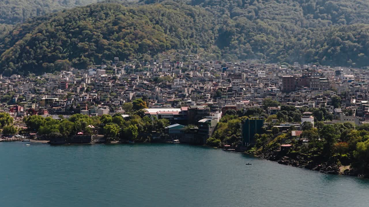 Vista aerea di Santiago Atitlan, città collinare che incontra il Lago Atitlan, Guatemala