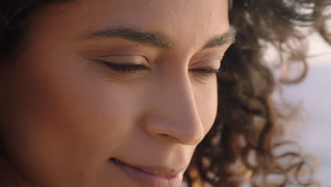 Primer-Plano-Retrato-De-Una-Hermosa-Mujer-Feliz-Disfrutando-De-La-Libertad-Explorando-La-Espiritualidad-Sintiendo-Esperanza-En-La-Tranquila-Playa-Al-Atardecer-Con-El-Viento-Soplando-El-Pelo