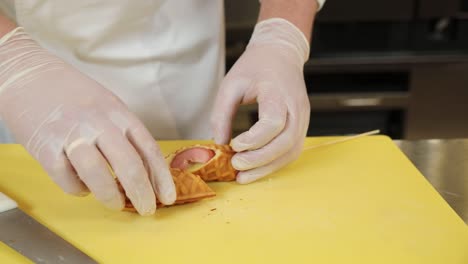 el chef preparando salchichas de waffle.