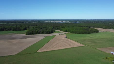 Überflug-über-Grüne-Frühlings-Agrarfelder-Im-Nördlichen-Borealen-Wald