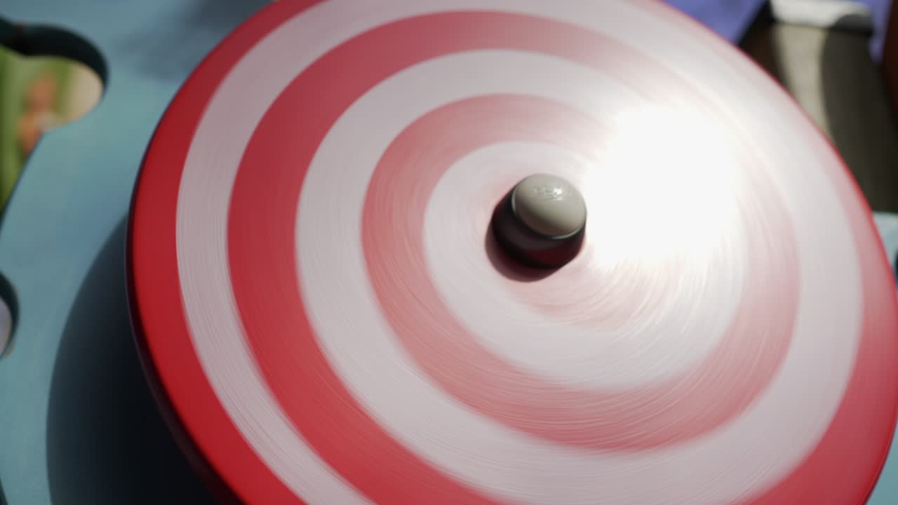 disco de hipnosis giratorio, objeto hipnótico rojo y blanco gira