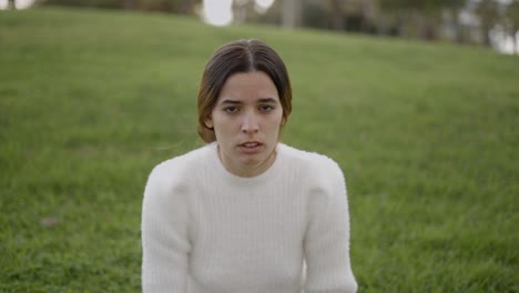 mujer sentada en un parque