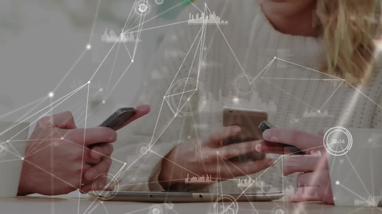 animación del procesamiento de datos sobre empresarios caucásicos que usan teléfonos inteligentes