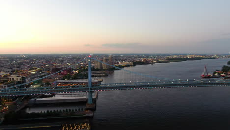 Pan-across-the-Ben-Franklin-Bridge-in-Philadelphia,-Pennsylvania