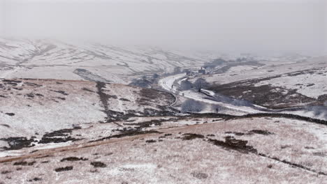 Establecimiento-De-Una-Toma-De-Drones-De-La-Caja-De-Señales-De-Blea-Moor-En-Los-Valles-Nevados-De-Yorkshire