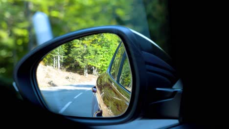 Coche-Pasando-Por-Visto-Desde-El-Espejo-Lateral