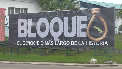 un cartel en la habana proclama los malos efectos del bloqueo economico de estados unidos a cuba