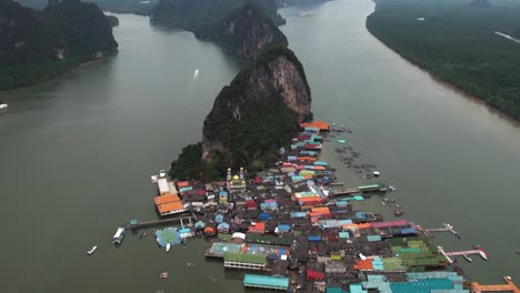 vista aérea inclinada sobre el pueblo de pescadores flotante de koh panyee, en una tailandia nublada