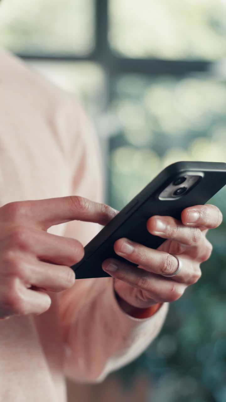 Primo piano delle mani di una persona che usa uno smartphone