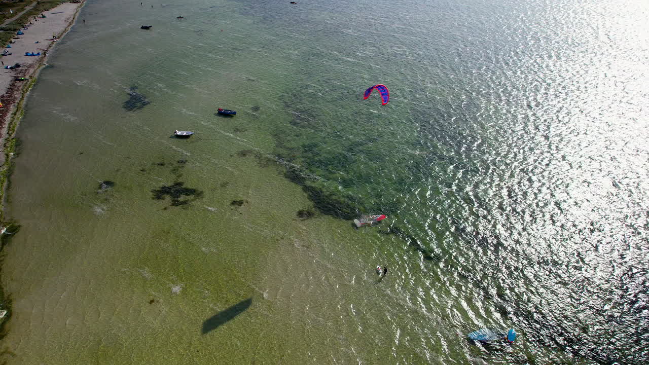parasailing turístico en el mar báltico en el balneario de kuznica en el condado de puck, pomerania, polonia