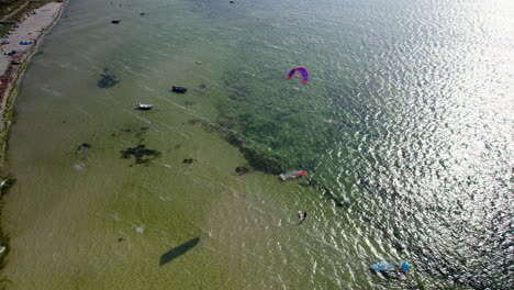 Parapente-Turístico-En-El-Mar-Báltico-En-El-Balneario-De-Kuznica-En-El-Condado-De-Puck,-Pomerania,-Polonia