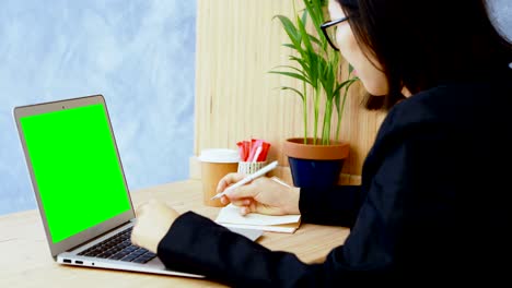 businesswoman working at desk 4k