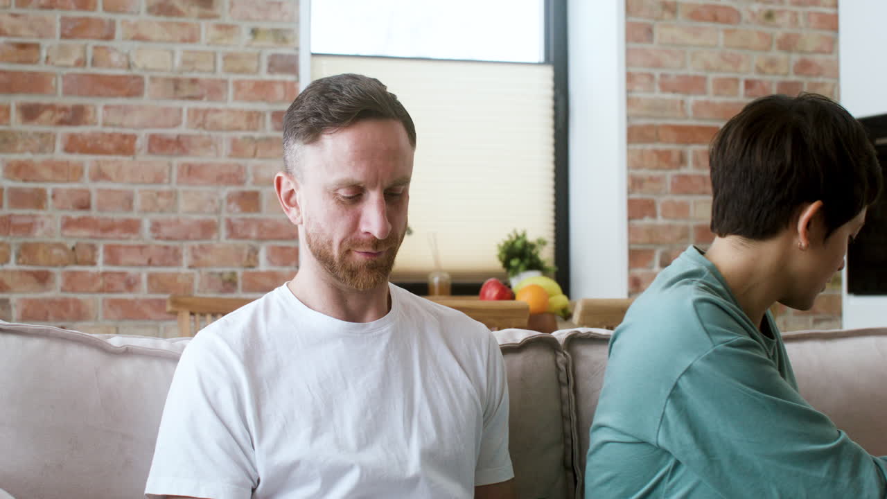 소파 에 앉아 있는 부부