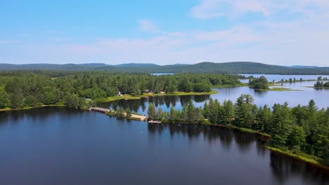 Disparo-De-Un-Dron-Volador-De-Un-Muelle-De-Natación-En-Un-Lago-En-El-Parque-Estatal-Adirondack-En-El-Norte-Del-Estado-De-Nueva-York