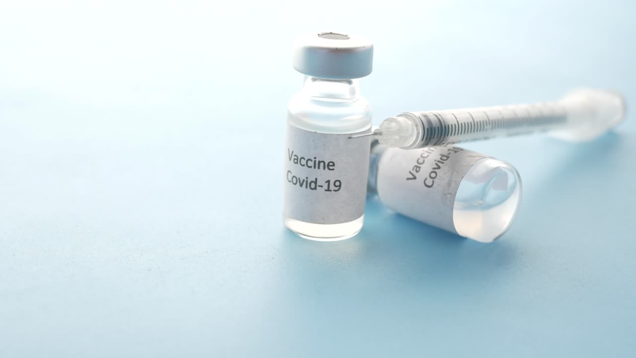 코로나19 백신 병과 주사기