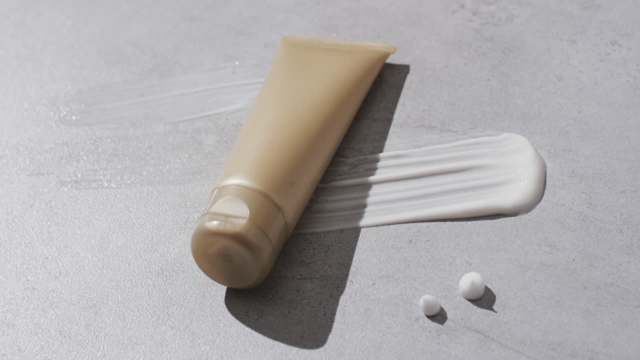 video de producto de belleza tubo y mancha de crema con espacio de copia en fondo blanco