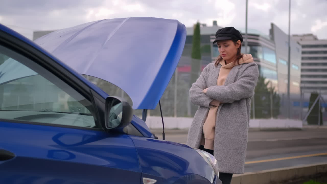 고장 난 차를 가진 여자