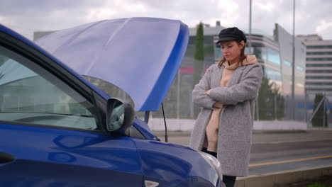 mujer con coche averiado