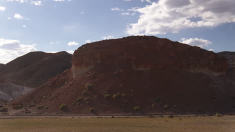 Luftdrohnen-Vorbeiflug-An-Roten-Felshügeln-Der-Wüste-Von-Nevada