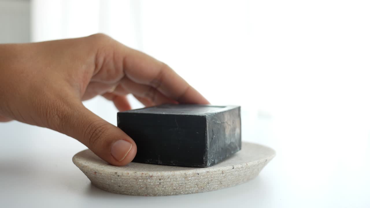 비누 접시에 검은 비누