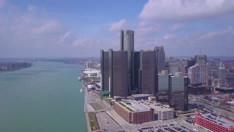 toma aérea del centro de detroit con torre gm y río detroit